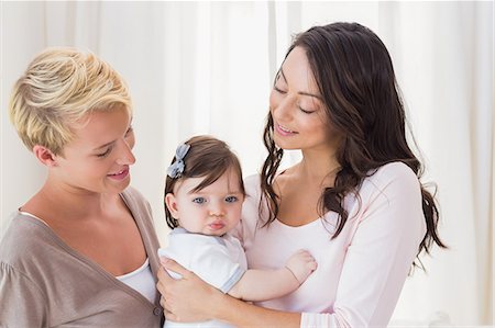 Lesbian couple holding their baby girl Photographie de stock - Premium Libres de Droits, Code: 6109-08203438