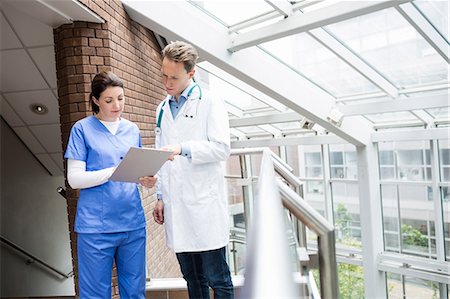 Medical team standing and talking Foto de stock - Sin royalties Premium, Código: 6109-08389616