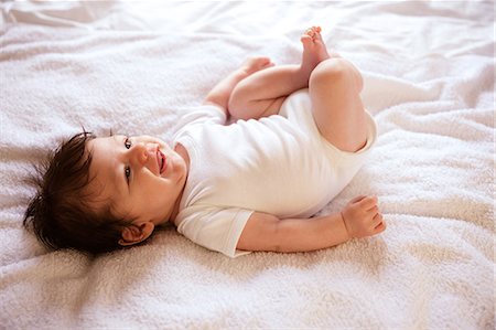 simsearch:6109-08390041,k - Smiling newborn on the bed Stock Photo - Premium Royalty-Free, Code: 6109-08390024