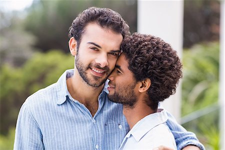 Happy gay couple hugging Photographie de stock - Premium Libres de Droits, Code: 6109-08390285