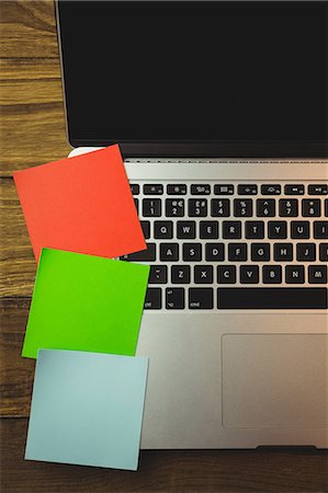 simsearch:6109-08395080,k - Sticky notes with laptop Stock Photo - Premium Royalty-Free, Code: 6109-08395053