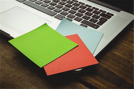 simsearch:6109-08395080,k - High angle view of sticky notes on laptop Stock Photo - Premium Royalty-Free, Code: 6109-08395050