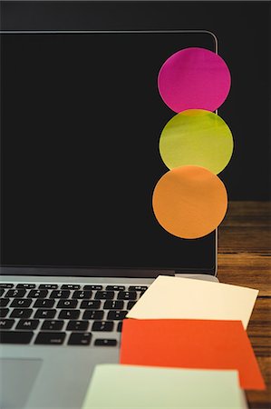 simsearch:6109-08395080,k - sticky notes with laptop on table Stock Photo - Premium Royalty-Free, Code: 6109-08395055