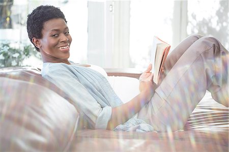 Woman reading her book on the couch Photographie de stock - Premium Libres de Droits, Code: 6109-08395229