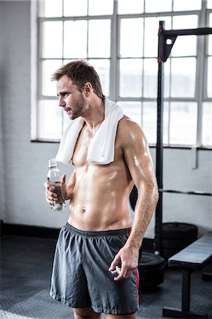 simsearch:6109-08397871,k - Fit man taking a break from working out Stock Photo - Premium Royalty-Free, Code: 6109-08397876