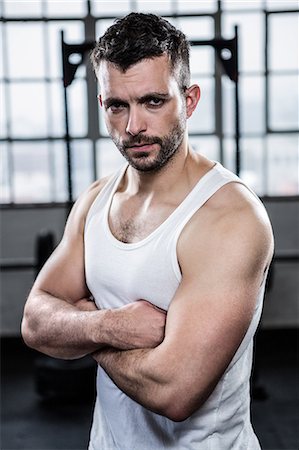 Fit man standing with arms crossed Photographie de stock - Premium Libres de Droits, Code: 6109-08397802