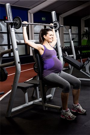simsearch:6109-08398723,k - Pregnant woman working out with weights Foto de stock - Sin royalties Premium, Código: 6109-08398746