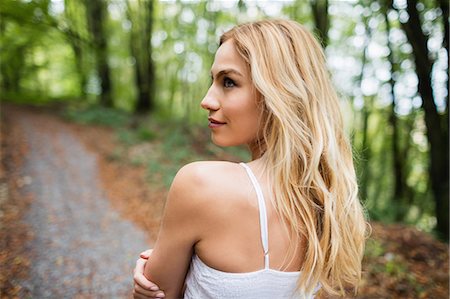 simsearch:6109-08481688,k - Beautiful blonde woman wearing white dress in the woods Photographie de stock - Premium Libres de Droits, Code: 6109-08481721
