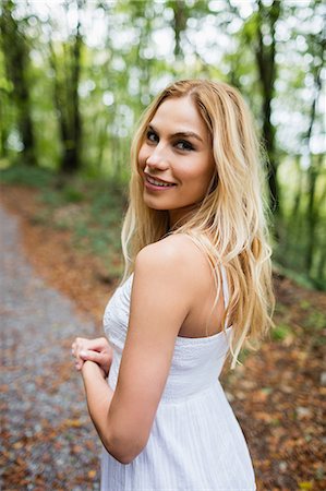 simsearch:6109-08481688,k - Beautiful blonde woman wearing white dress in the woods Photographie de stock - Premium Libres de Droits, Code: 6109-08481722
