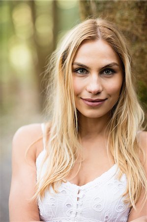simsearch:6109-08481688,k - Close up of beautiful blonde woman in the woods Photographie de stock - Premium Libres de Droits, Code: 6109-08481733