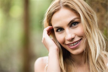 simsearch:6109-08481688,k - Close up of beautiful blonde woman in the woods Photographie de stock - Premium Libres de Droits, Code: 6109-08481734