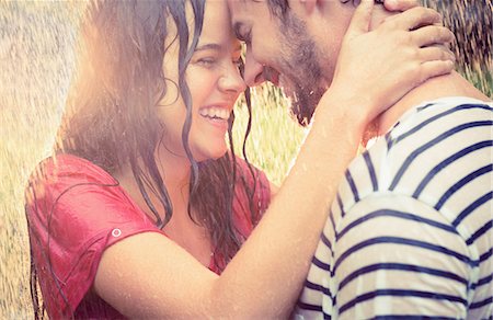 Cute couple hugging under the rain in the park Photographie de stock - Premium Libres de Droits, Code: 6109-08434615