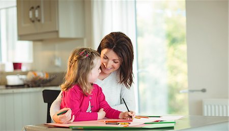 Mother and daughter drawing together at home Photographie de stock - Premium Libres de Droits, Code: 6109-08434637