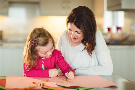 Mother and daughter drawing together at home Photographie de stock - Premium Libres de Droits, Code: 6109-08434636