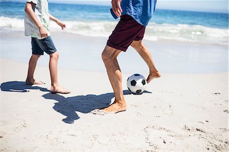 family playing football - Father and son playing soccer on the beach Photographie de stock - Premium Libres de Droits, Code: 6109-08434779