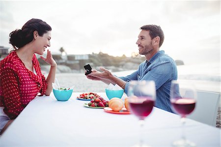 simsearch:6109-06781574,k - Handsome man proposing to his girlfriend on the beach Foto de stock - Sin royalties Premium, Código: 6109-08434890