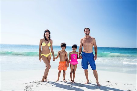 suntanned - Cute smiling family holding hands on the beach Photographie de stock - Premium Libres de Droits, Code: 6109-08434819