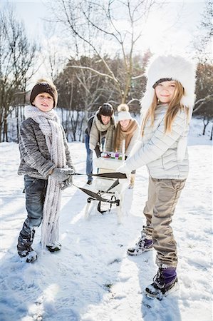 family at christmas - Family playing with sled on a beautiful snowy day Foto de stock - Sin royalties Premium, Código: 6109-08435912