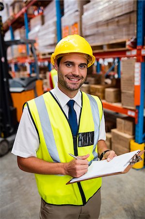 simsearch:693-03315348,k - Smiling warehouse manager with clipboard Foto de stock - Sin royalties Premium, Código: 6109-08581553