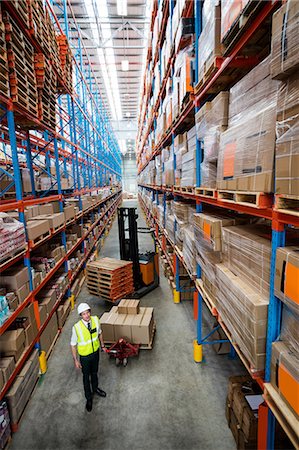 simsearch:693-03315348,k - Portrait of a warehouse manager with forklift and pallet truck Foto de stock - Sin royalties Premium, Código: 6109-08581589