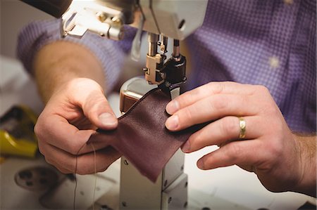 simsearch:6109-08582278,k - Close up of hands sewing a piece of leather Foto de stock - Sin royalties Premium, Código: 6109-08582193