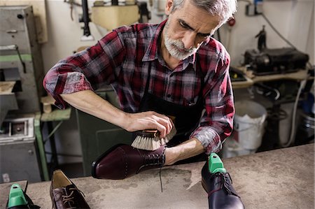 simsearch:6109-08582278,k - Cobbler polishing a shoe Foto de stock - Sin royalties Premium, Código: 6109-08582252