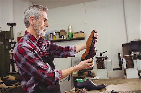 simsearch:6109-08582278,k - Profile view of cobbler examining a shoe Stock Photo - Premium Royalty-Free, Code: 6109-08582234