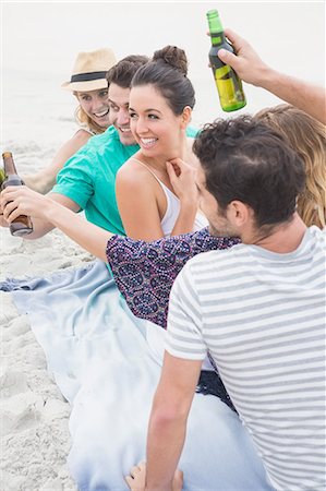 simsearch:6109-06781574,k - Group of friends sitting on the sand having a beer Foto de stock - Sin royalties Premium, Código: 6109-08536864