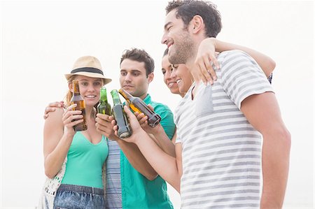 simsearch:6109-06781574,k - Group of friends having a beer Foto de stock - Sin royalties Premium, Código: 6109-08536865