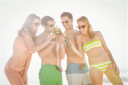 simsearch:6109-06781574,k - Happy friends drinking beer and toasting Foto de stock - Sin royalties Premium, Código: 6109-08536801