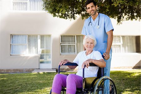 Nurse posing with a senior woman Photographie de stock - Premium Libres de Droits, Code: 6109-08538426