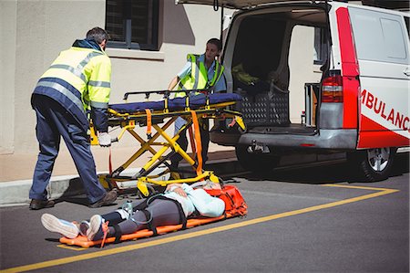 Ambulance crew preparing equipment for an injured person Foto de stock - Sin royalties Premium, Código: 6109-08689782