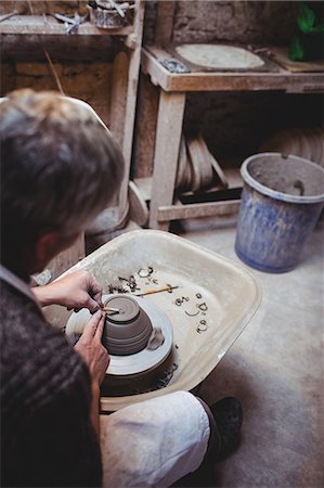 Craftsman preparing ceramic container in workshop Photographie de stock - Premium Libres de Droits, Code: 6109-08690179