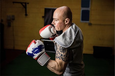 simsearch:649-07238777,k - Thai boxer practicing boxing in the fitness studio Stock Photo - Premium Royalty-Free, Code: 6109-08765054