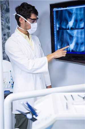 simsearch:614-06813654,k - Dentist examining an x-ray on the monitor in clinic Foto de stock - Sin royalties Premium, Código: 6109-08700869