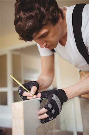 fingerless gloves - Carpenter marking on door with pencil at home Stock Photo - Premium Royalty-Free, Code: 6109-08700974