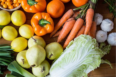 simsearch:400-04605857,k - Variety of vegetables and fruits on shelf in supermarket Stock Photo - Premium Royalty-Free, Code: 6109-08701577