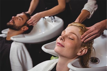 Clients getting their hair wash at the salon Photographie de stock - Premium Libres de Droits, Code: 6109-08705208