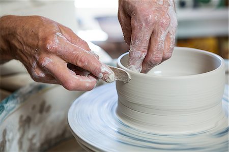 Close-up of potter making pot in pottery workshop Photographie de stock - Premium Libres de Droits, Code: 6109-08705471