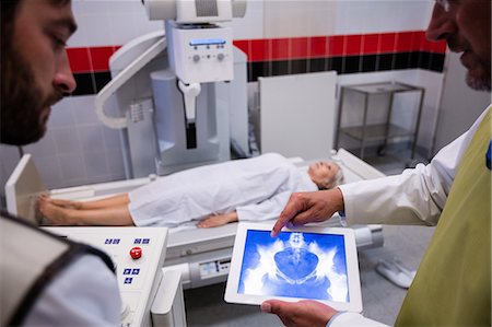 simsearch:6109-06196332,k - Doctors examining x-ray on digital tablet in hospital Foto de stock - Sin royalties Premium, Código: 6109-08720163
