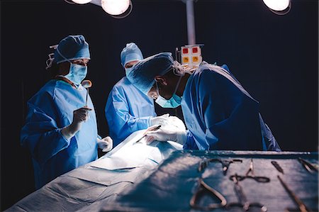 Surgeons performing operation in operation room at the hospital Foto de stock - Sin royalties Premium, Código: 6109-08720199