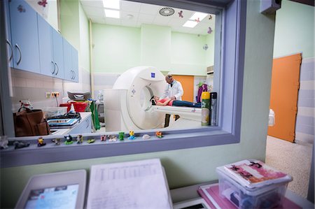 Patient entering mri scan machine at hospital Stock Photo - Premium Royalty-Free, Code: 6109-08720110