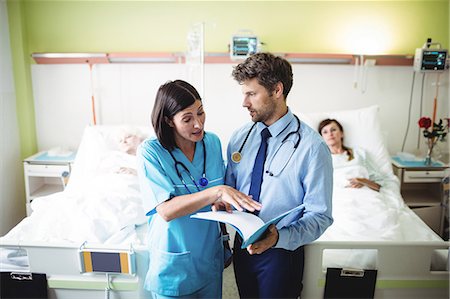 patient nurse talking office - Doctor interacting with nurse in hospital Stock Photo - Premium Royalty-Free, Code: 6109-08720266