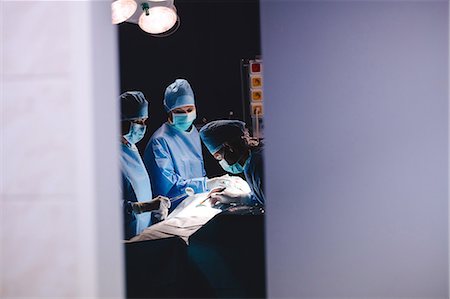Surgeons performing operation in operation room at the hospital Foto de stock - Sin royalties Premium, Código: 6109-08720200