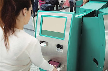 simsearch:400-03938985,k - Traveller using self service check-in machine at airport Foto de stock - Sin royalties Premium, Código: 6109-08722505