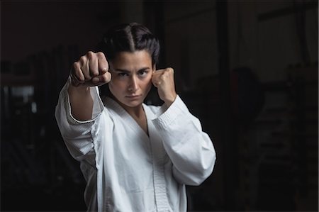 simsearch:400-04347301,k - Woman practicing karate in fitness studio Photographie de stock - Premium Libres de Droits, Code: 6109-08739195