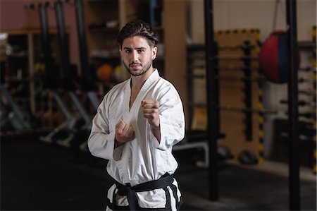 simsearch:400-04347301,k - Portrait of man practicing karate in fitness studio Photographie de stock - Premium Libres de Droits, Code: 6109-08739283