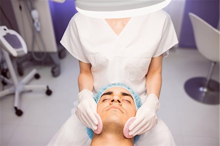simsearch:6109-08804015,k - Male patient receiving massage from doctor in clinic Stock Photo - Premium Royalty-Free, Code: 6109-08803821