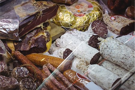 packed - Various types of packed sausage and salami Foto de stock - Sin royalties Premium, Código: 6109-08830374