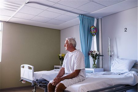 Thoughtful male senior patient sitting in the ward Foto de stock - Sin royalties Premium, Código: 6109-08830549